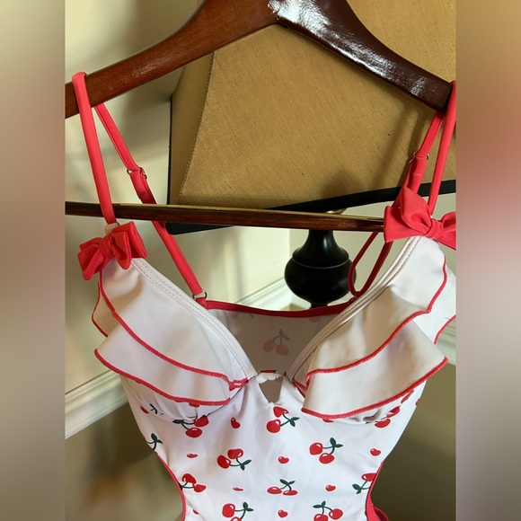 Super girly cutout bathing suit - Picture 3 of 4